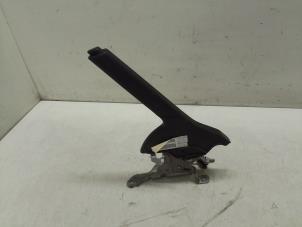 Używane Dzwignia hamulca postojowego Opel Corsa F (UB/UH/UP) 1.2 Turbo 12V 100 Cena € 50,00 Procedura marży oferowane przez Autodemontage van de Laar