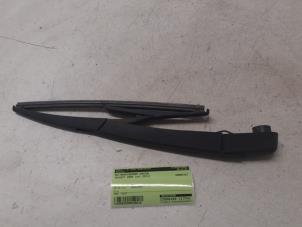 Gebruikte Ruitenwisserarm achter Peugeot 2008 (CU) 1.2 Vti 12V PureTech 82 Prijs € 25,00 Margeregeling aangeboden door Autodemontage van de Laar