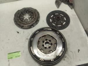 Begagnade Svänghjul Dacia Duster (SR) 1.5 Blue dCi 115 Pris € 302,50 Inklusive moms erbjuds av Autodemontage van de Laar