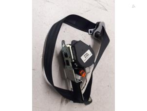 Gebruikte Veiligheidsgordel rechts-voor Mazda 3 Sport (BK) 1.6i 16V Prijs op aanvraag aangeboden door Autodemontage van de Laar