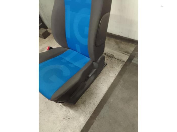 Stoel links van een Opel Agila (B) 1.2 16V 2008