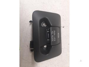 Używane Przelacznik hamulca postojowego Volvo S60 II (FS) 1.6 T3 16V Cena € 23,00 Procedura marży oferowane przez Autodemontage van de Laar