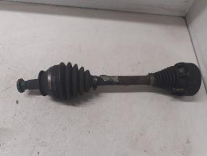 Gebruikte Aandrijfas links-voor Volkswagen Polo V (6R) 1.2 TDI 12V BlueMotion Prijs € 70,00 Margeregeling aangeboden door Autodemontage van de Laar