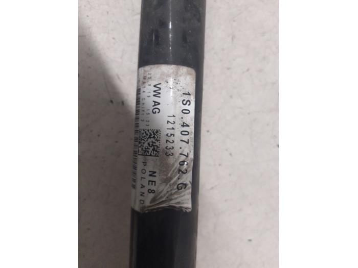 Drivaxel, höger fram från en Volkswagen Up! (121) 1.0 12V 60 2020