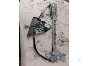 Gebruikte Raammechaniek 4Deurs links-voor Peugeot 108 1.0 12V VVT-i Prijs € 50,00 Margeregeling aangeboden door Autodemontage van de Laar