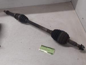 Begagnade Drivaxel, höger fram Renault Clio III Estate/Grandtour (KR) 1.2 16V TCE 100 Pris € 30,00 Marginaltabell erbjuds av Autodemontage van de Laar