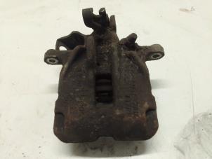 Używane Zacisk hamulcowy prawy tyl Renault Trafic (1FL/2FL/3FL/4FL) 1.6 dCi 95 Cena € 60,50 Z VAT oferowane przez Autodemontage van de Laar