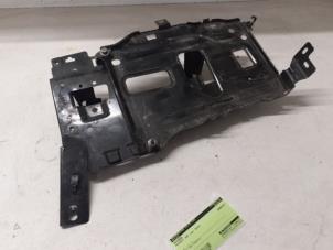 Begagnade Batterilåda Peugeot 308 SW (L4/L9/LC/LJ/LR) 1.2 12V e-THP PureTech 130 Pris på förfrågan erbjuds av Autodemontage van de Laar