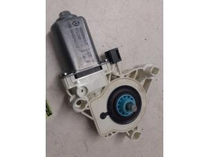 Gebruikte Portierruitmotor Mercedes CLA (118.3) 1.5 CLA-180d Prijs € 50,00 Margeregeling aangeboden door Autodemontage van de Laar
