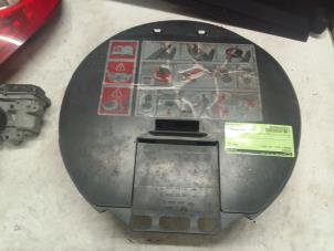 Begagnade Domkraftsset Renault Clio III (BR/CR) 1.2 16V 75 Pris € 50,00 Marginaltabell erbjuds av Autodemontage van de Laar