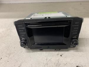 Używane Radioodtwarzacz CD Volkswagen Polo V (6R) 1.2 TSI 16V BlueMotion Technology Cena € 175,00 Procedura marży oferowane przez Autodemontage van de Laar