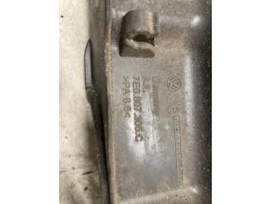 Gebruikte Bumpersteun midden-achter Volkswagen Transporter T6 2.0 TDI DRF Prijs op aanvraag aangeboden door Autodemontage van de Laar