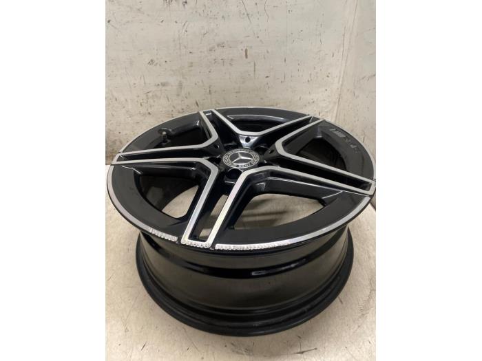Hjul från en Mercedes-Benz A (177.0) 2.0 A-220 Turbo 16V 2020