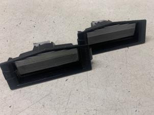 Begagnade Nummerskyltbelysning Mazda 2 (DJ/DL) 1.5 e-SkyActiv G 90 Pris € 50,00 Marginaltabell erbjuds av Autodemontage van de Laar