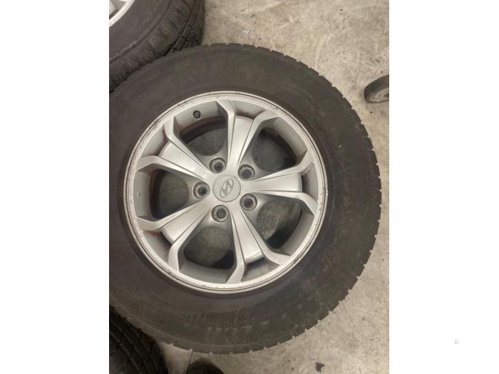 Velgen set + banden van een Hyundai Tucson (JM) 2.0 16V CVVT 4x2 2010
