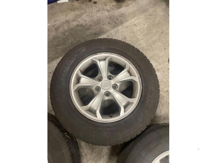 Velgen set + banden van een Hyundai Tucson (JM) 2.0 16V CVVT 4x2 2010