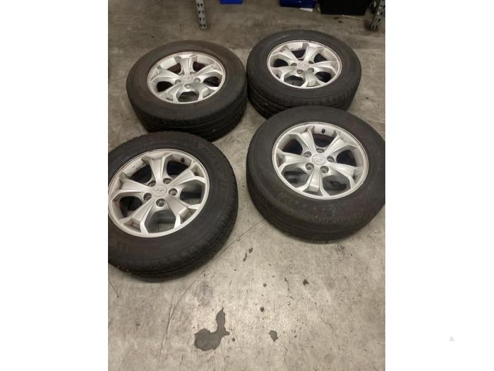 Velgen set + banden van een Hyundai Tucson (JM) 2.0 16V CVVT 4x2 2010