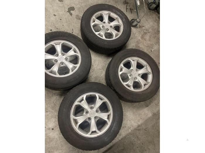 Velgen set + banden van een Hyundai Tucson (JM) 2.0 16V CVVT 4x2 2010