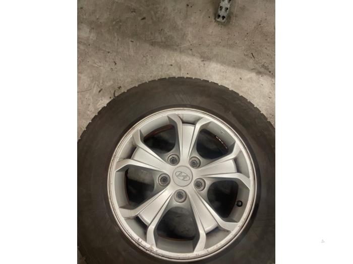 Velgen set + banden van een Hyundai Tucson (JM) 2.0 16V CVVT 4x2 2010