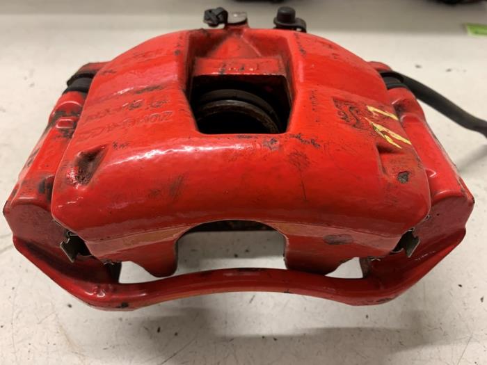 Främre bromsok, vänster från en Abarth 500/595/695 1.4 T-Jet 16V 2011