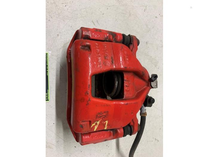 Främre bromsok, vänster från en Abarth 500/595/695 1.4 T-Jet 16V 2011