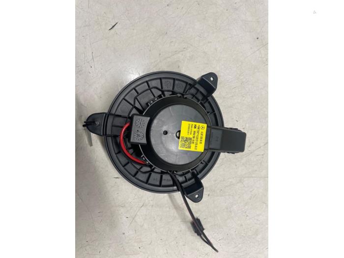 Fläktmotor för uppvärmning och ventilation från en Mercedes-Benz A (177.0) 2.0 A-220 Turbo 16V 2020