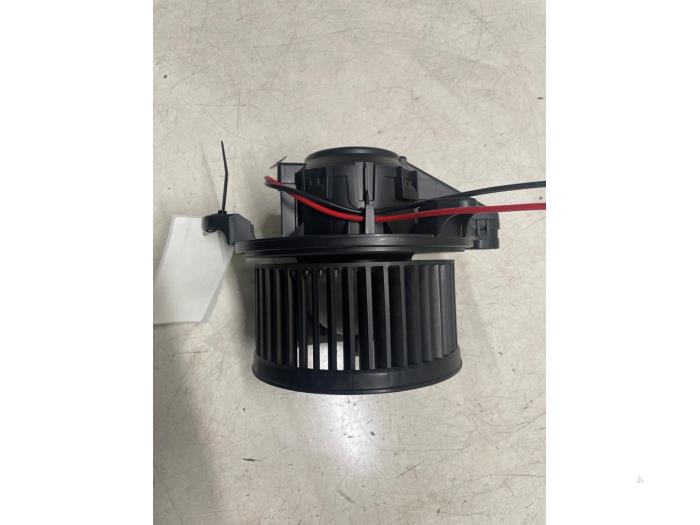 Fläktmotor för uppvärmning och ventilation från en Mercedes-Benz A (177.0) 2.0 A-220 Turbo 16V 2020