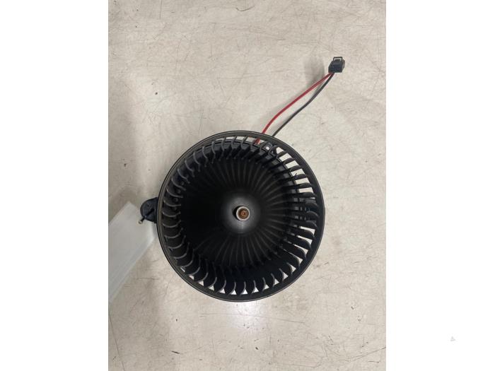 Fläktmotor för uppvärmning och ventilation från en Mercedes-Benz A (177.0) 2.0 A-220 Turbo 16V 2020
