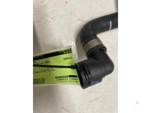 Begagnade Kylarslang Mercedes A (177.0) 2.0 A-220 Turbo 16V Pris € 25,00 Marginaltabell erbjuds av Autodemontage van de Laar