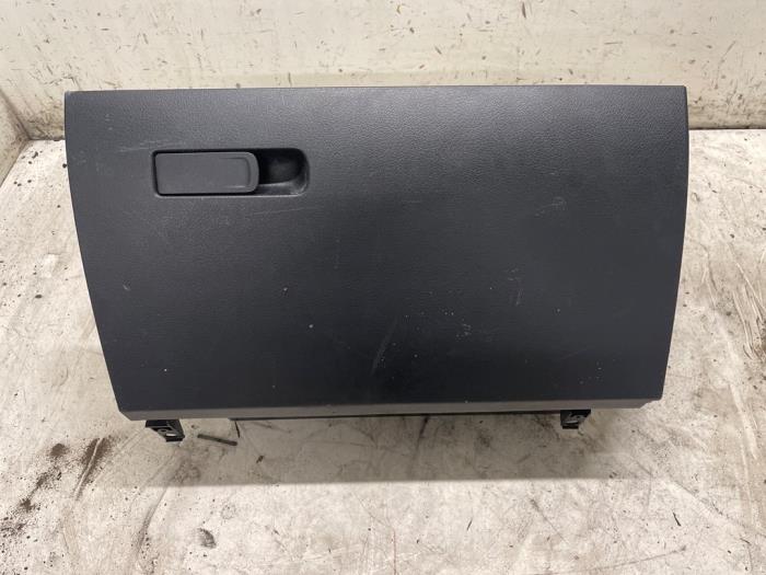 Handskfack från en Mercedes-Benz A (177.0) 2.0 A-220 Turbo 16V 2020