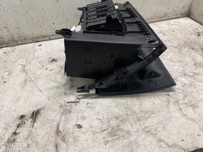 Handskfack från en Mercedes-Benz A (177.0) 2.0 A-220 Turbo 16V 2020