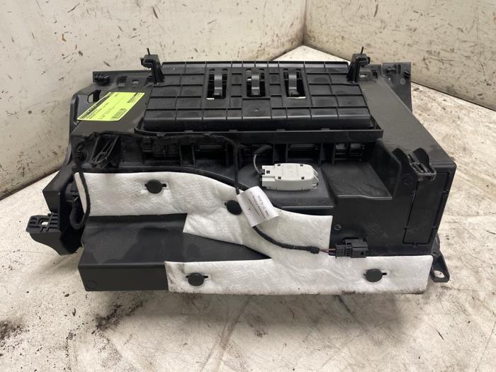 Handskfack från en Mercedes-Benz A (177.0) 2.0 A-220 Turbo 16V 2020