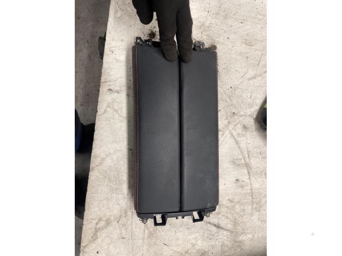 Armstöd från en Mercedes-Benz A (177.0) 2.0 A-220 Turbo 16V 2020