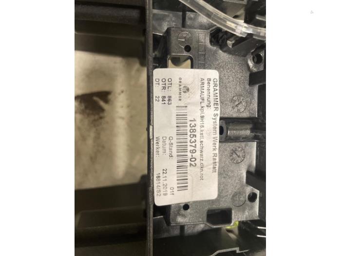 Armstöd från en Mercedes-Benz A (177.0) 2.0 A-220 Turbo 16V 2020