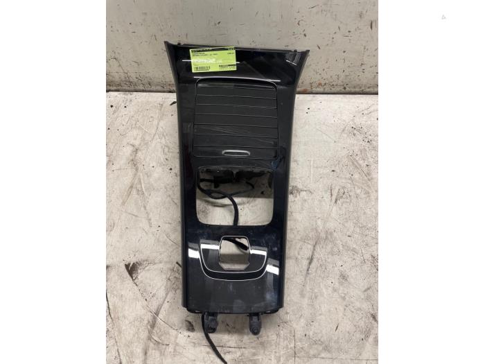 Mittkonsol från en Mercedes-Benz A (177.0) 2.0 A-220 Turbo 16V 2020