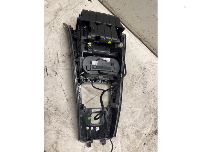 Mittkonsol från en Mercedes-Benz A (177.0) 2.0 A-220 Turbo 16V 2020