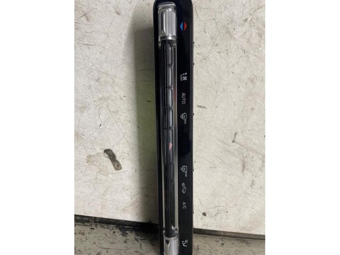 Värmekontrollpanel från en Mercedes-Benz A (177.0) 2.0 A-220 Turbo 16V 2020