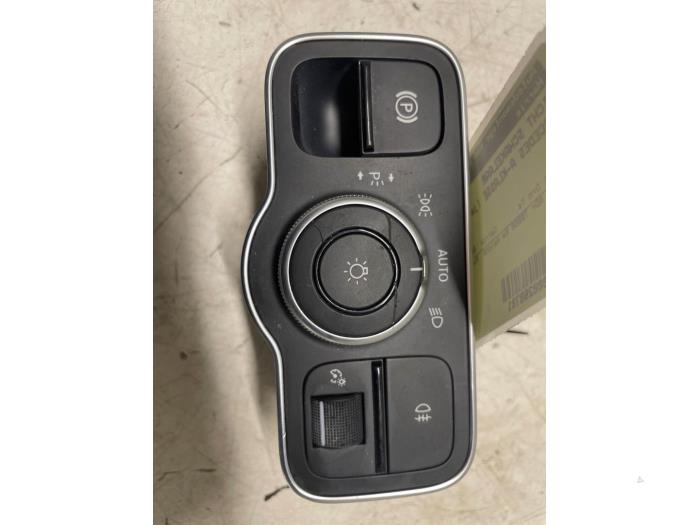 Ljusbrytare från en Mercedes-Benz A (177.0) 2.0 A-220 Turbo 16V 2020