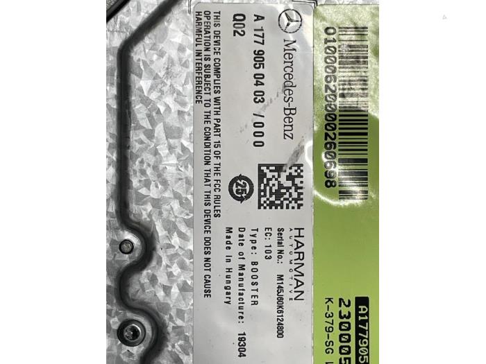 Radioförstärkare från en Mercedes-Benz A (177.0) 2.0 A-220 Turbo 16V 2020