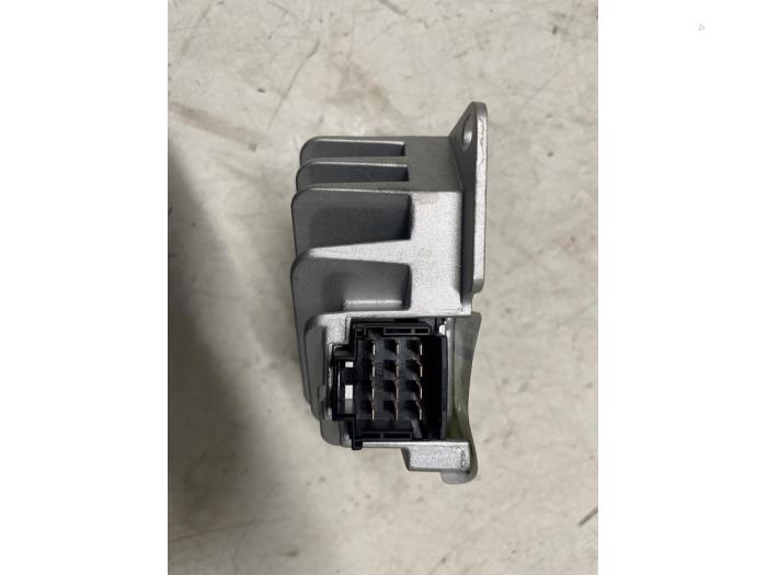 Radioförstärkare från en Mercedes-Benz A (177.0) 2.0 A-220 Turbo 16V 2020