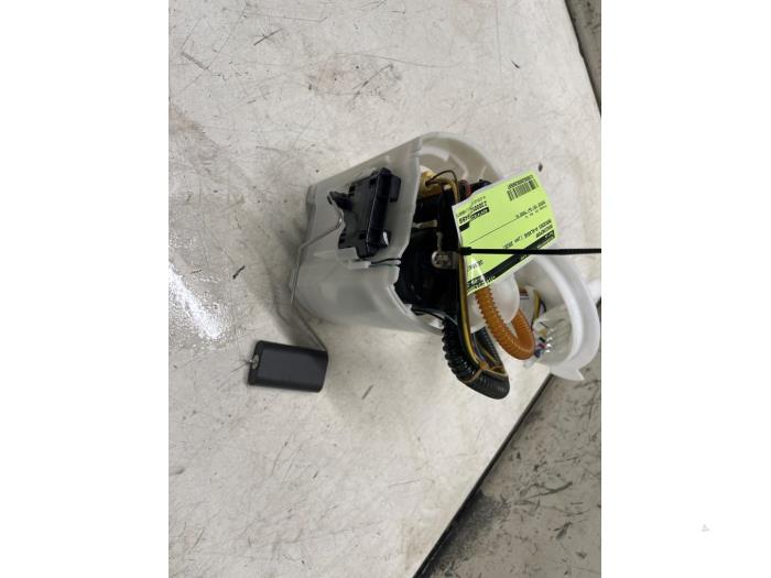 Bensinpump från en Mercedes-Benz A (177.0) 2.0 A-220 Turbo 16V 2020