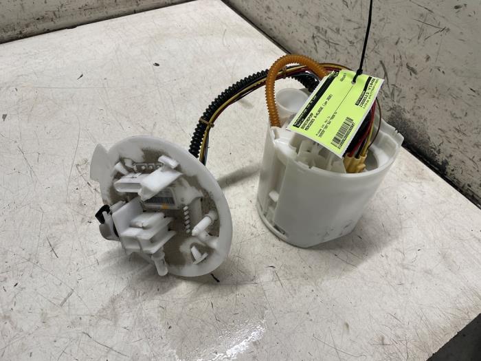 Bensinpump från en Mercedes-Benz A (177.0) 2.0 A-220 Turbo 16V 2020