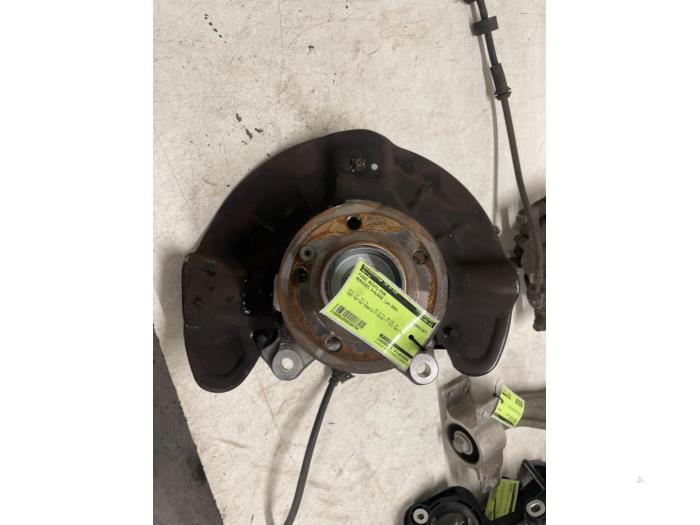 Spindel, höger fram från en Mercedes-Benz A (177.0) 2.0 A-220 Turbo 16V 2020