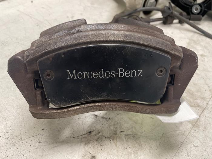 Främre bromsok, höger från en Mercedes-Benz A (177.0) 2.0 A-220 Turbo 16V 2020