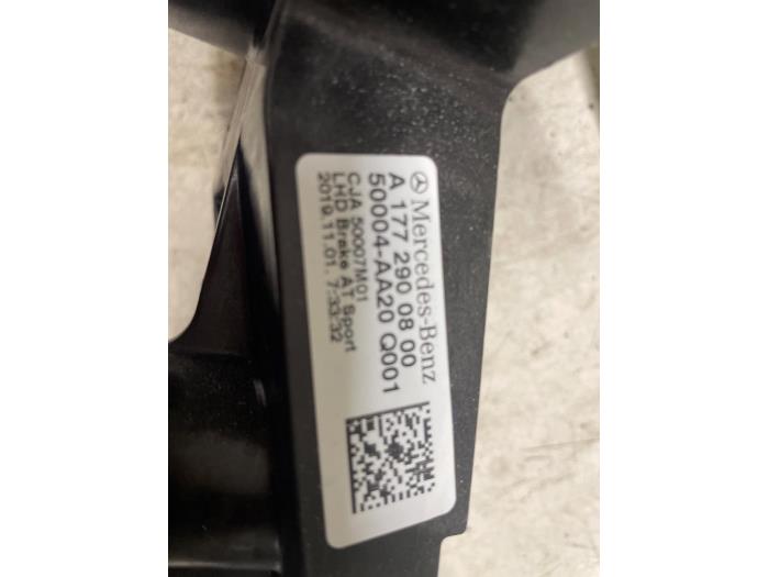 Set med pedaler från en Mercedes-Benz A (177.0) 2.0 A-220 Turbo 16V 2020