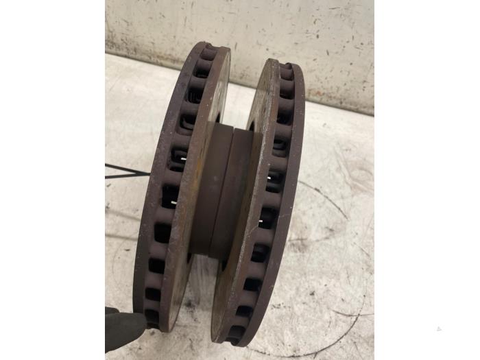 Främre bromsskiva från en Mercedes-Benz A (177.0) 2.0 A-220 Turbo 16V 2020