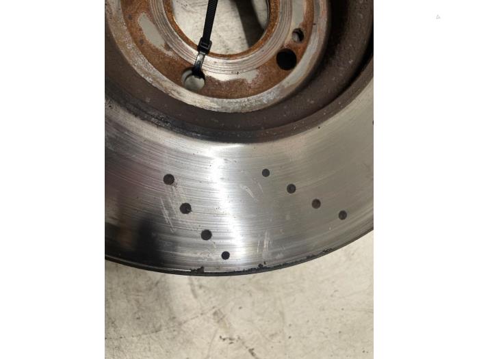 Främre bromsskiva från en Mercedes-Benz A (177.0) 2.0 A-220 Turbo 16V 2020