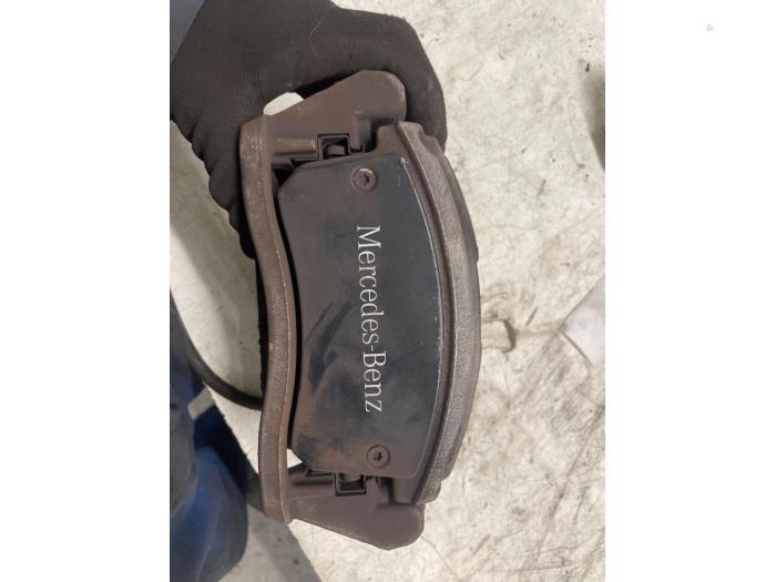 Främre bromsok, vänster från en Mercedes-Benz A (177.0) 2.0 A-220 Turbo 16V 2020