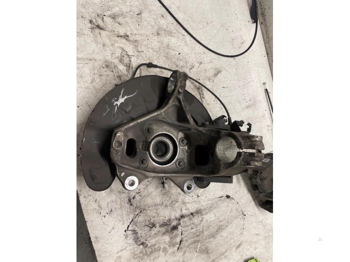 Spindel, vänster fram från en Mercedes-Benz A (177.0) 2.0 A-220 Turbo 16V 2020