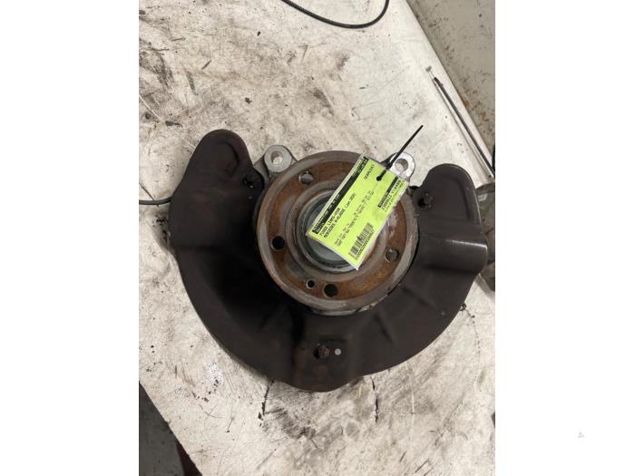 Spindel, vänster fram från en Mercedes-Benz A (177.0) 2.0 A-220 Turbo 16V 2020